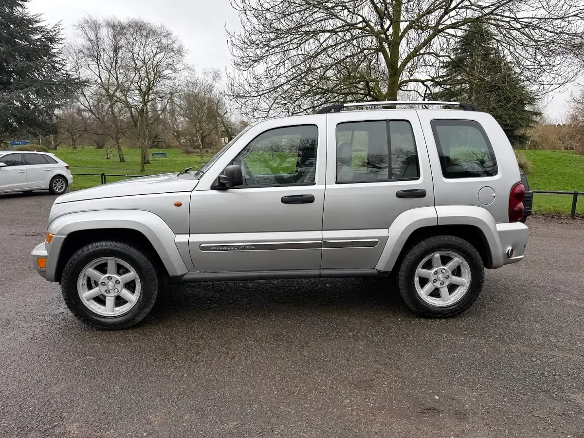 Used Jeep Cherokee Limited 201 HP (147 kW) 2006 Silver SUV