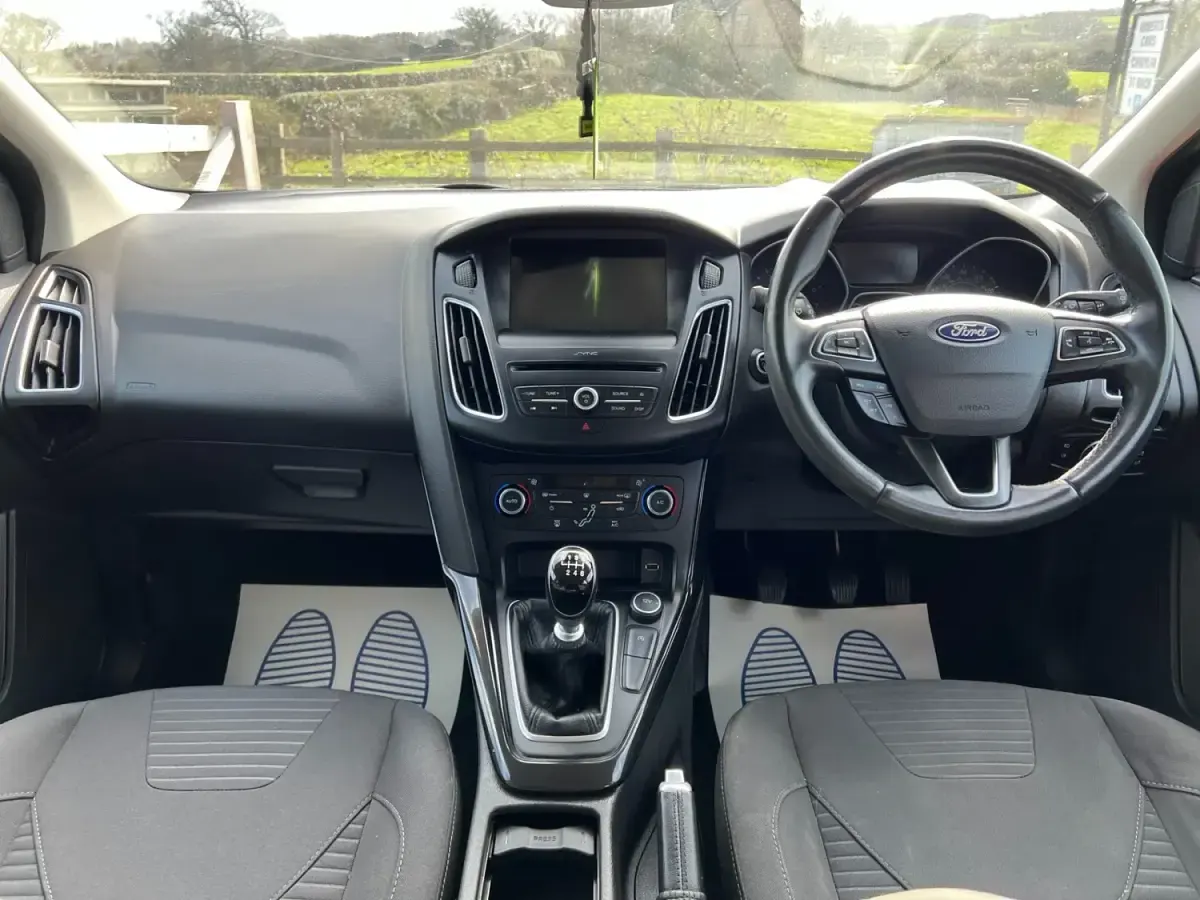 Używany Ford Focus Titanium 125 KM (91 kW) 2018 Czerwony Hatchback