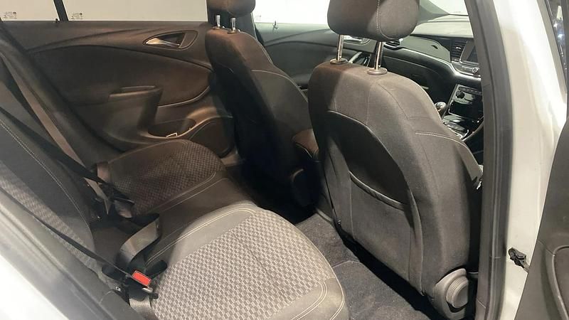 Used Vauxhall Astra SRi 150 HP (110 kW) 2016 White Estate