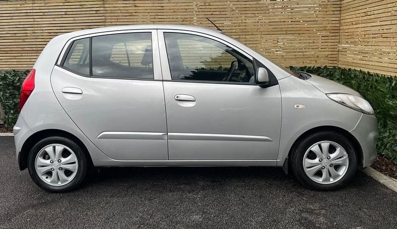 Used Hyundai i10 Active 86 HP (63 kW) 2011 Silver Hatchback