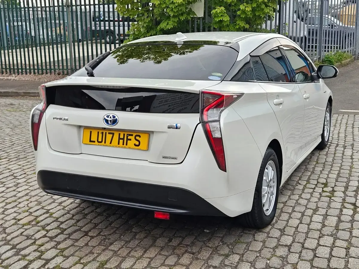 Used Toyota Prius 2017 White Hatchback