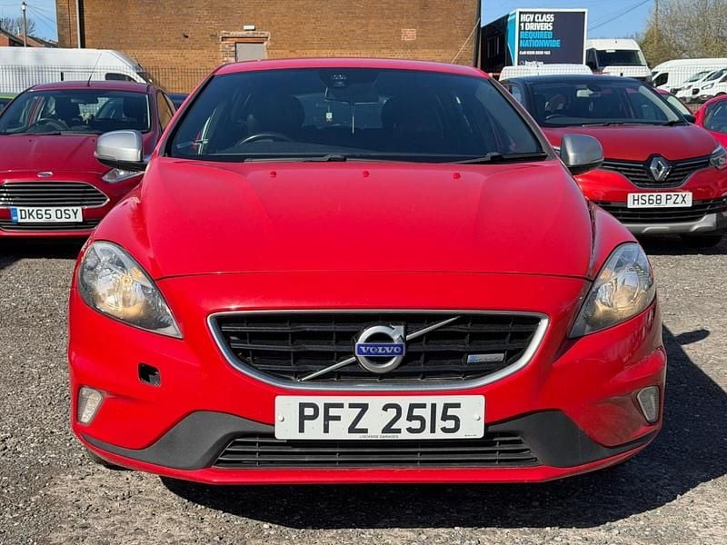 Used Volvo V40 R-Design 115 HP (84 kW) 2013 Red Hatchback