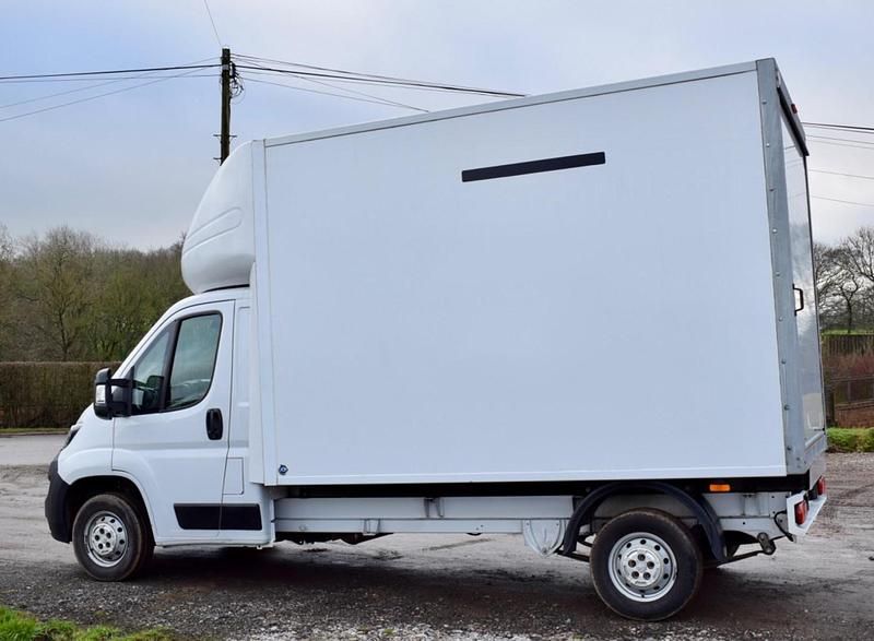 Used Peugeot Boxer Business-Line 140 HP (102 kW) 2022 White Van