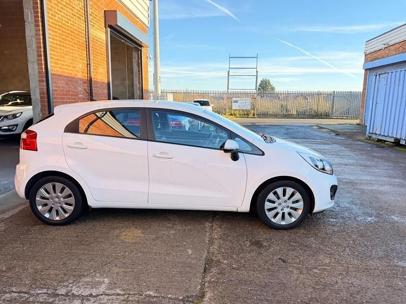 Used Kia Rio 107 HP (78 kW) 2012 White Hatchback