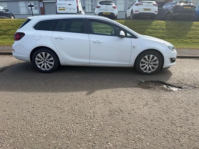 Used Vauxhall Astra Elite 2014 White Estate