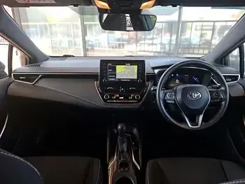 Used Toyota Corolla Design 122 HP (89 kW) 2019 White Hatchback