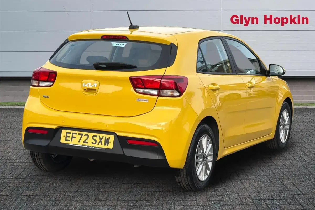 Used Kia Rio 84 HP (61 kW) 2022 Yellow Hatchback