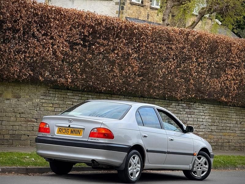 Used Toyota Avensis 110 HP (80 kW) 1998 Silver Sedan