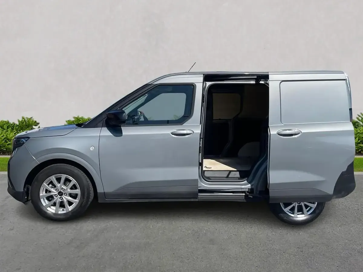 Used Ford Courier 125 HP (91 kW) 2025 Silver MPV