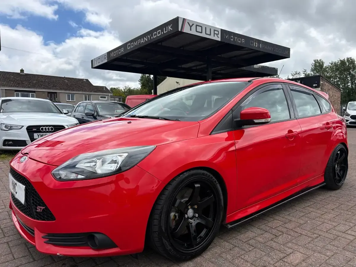 Used Ford Focus ST 250 HP (183 kW) 2013 Red Hatchback