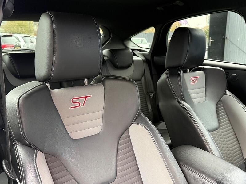 Used Ford Focus ST 250 HP (183 kW) 2014 White Hatchback