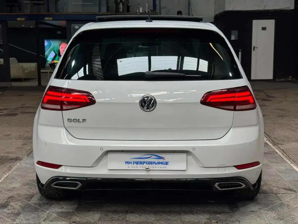 Używany VW Golf VII R-line 150 KM (110 kW) 2021 Biały Hatchback