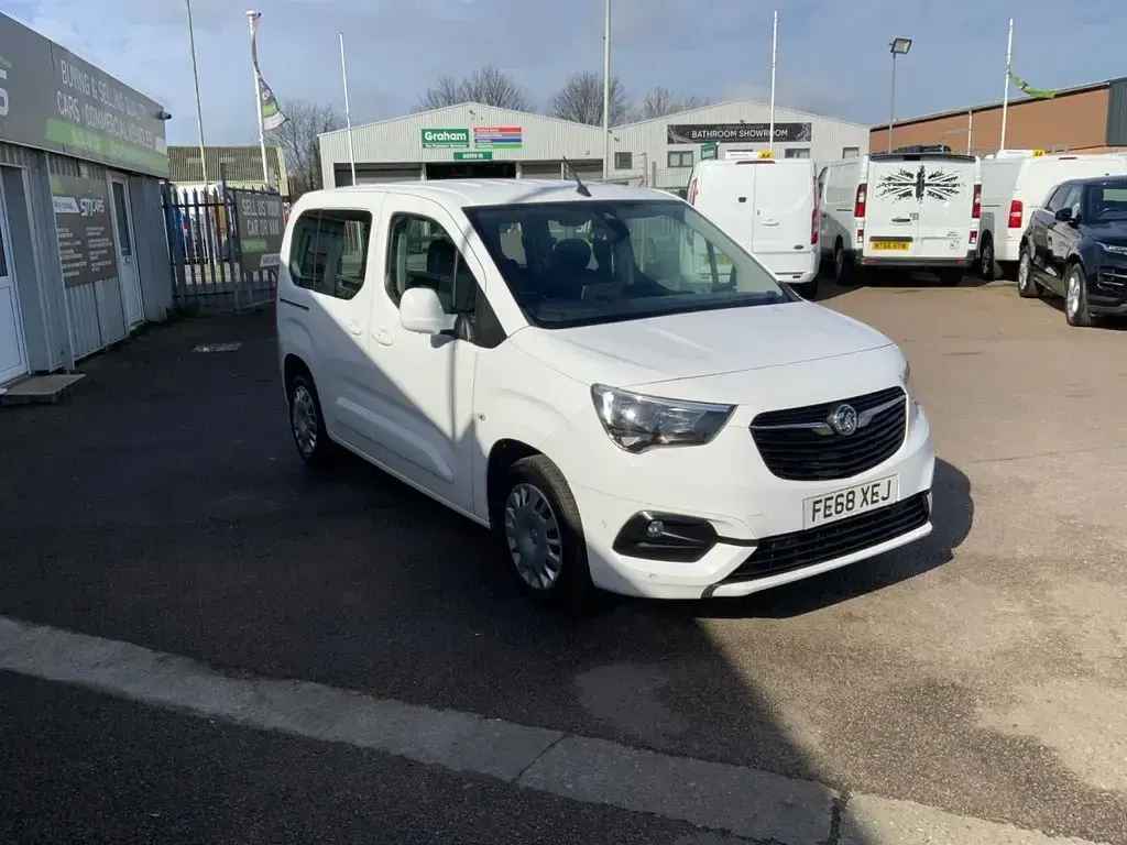 Used Vauxhall Combo S 100 HP (73 kW) 2018 White MPV