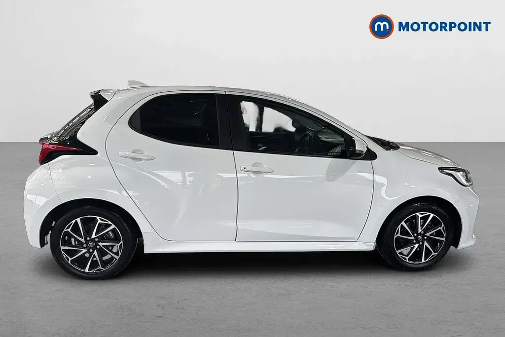 Used Toyota Yaris Design 91 HP (66 kW) 2022 White Hatchback
