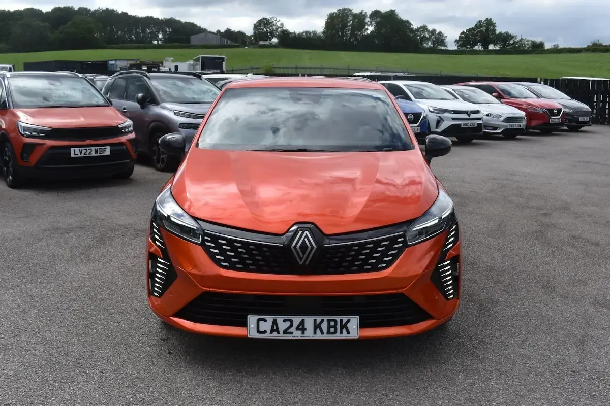 Used Renault Clio Techno 90 HP (66 kW) 2024 Orange Hatchback