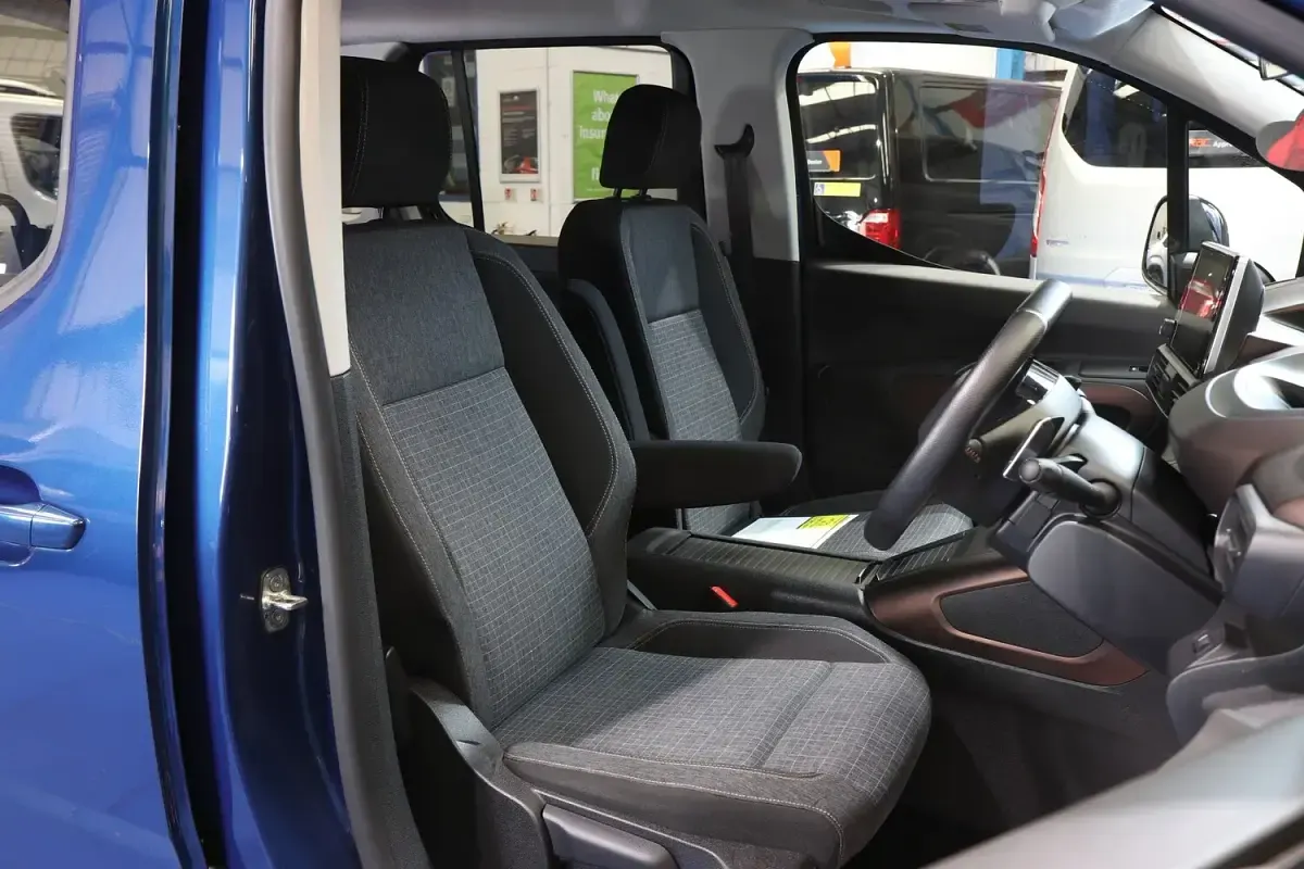 Used Peugeot Rifter Allure 131 HP (96 kW) 2024 Blue MPV