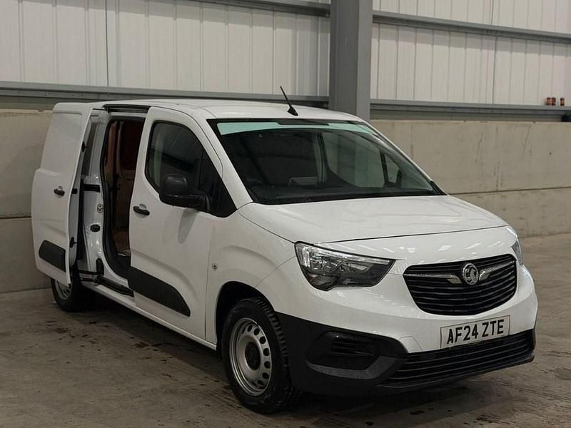 Second-hand Vauxhall Combo 100 CP (73 kW) 2024 Alb Monovolum