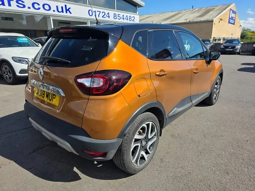 Used Renault Captur Dynamique 90 HP (66 kW) 2018 Orange/black SUV