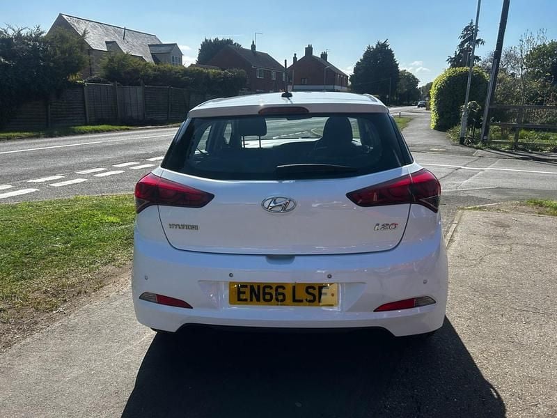Used Hyundai i20 SE 84 HP (61 kW) 2017 White Hatchback