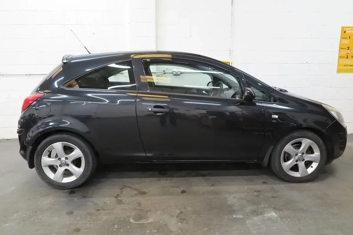 Used Vauxhall Corsa S 65 HP (47 kW) 2014 Black Hatchback