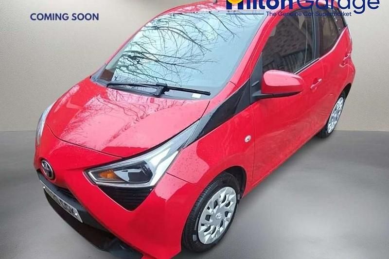 Used Toyota Aygo X-play 72 HP (52 kW) 2020 Red Hatchback