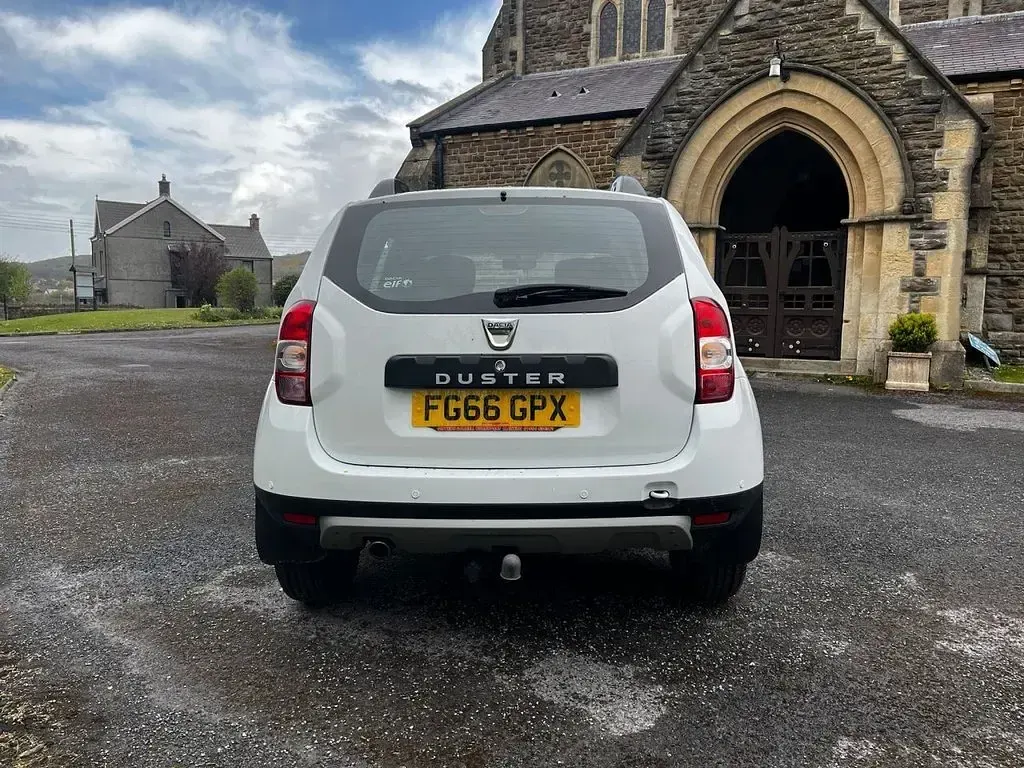Used Dacia Duster Lauréate 110 HP (80 kW) 2016 White SUV