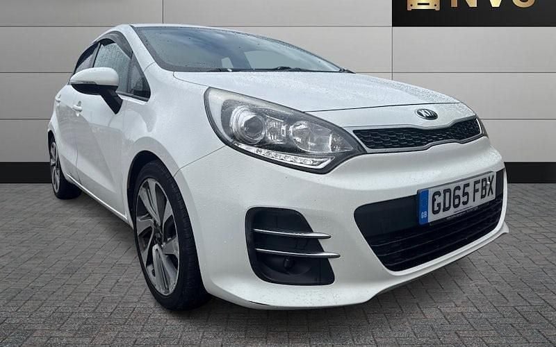 Begagnad Kia Rio 90 HK (66 kW) 2015 Vit Halvkombi