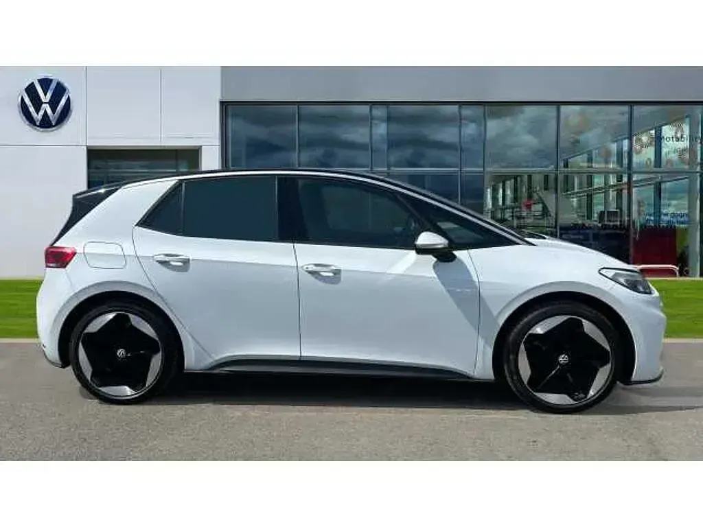 Used VW ID.3 Pro 150 kW (204 HP) 2025 Glacier white metallic black Hatchback