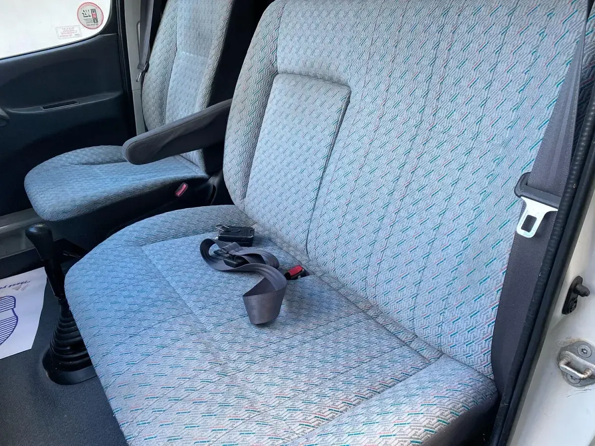 Used Toyota HiAce 109 HP (80 kW) 2004 White Van