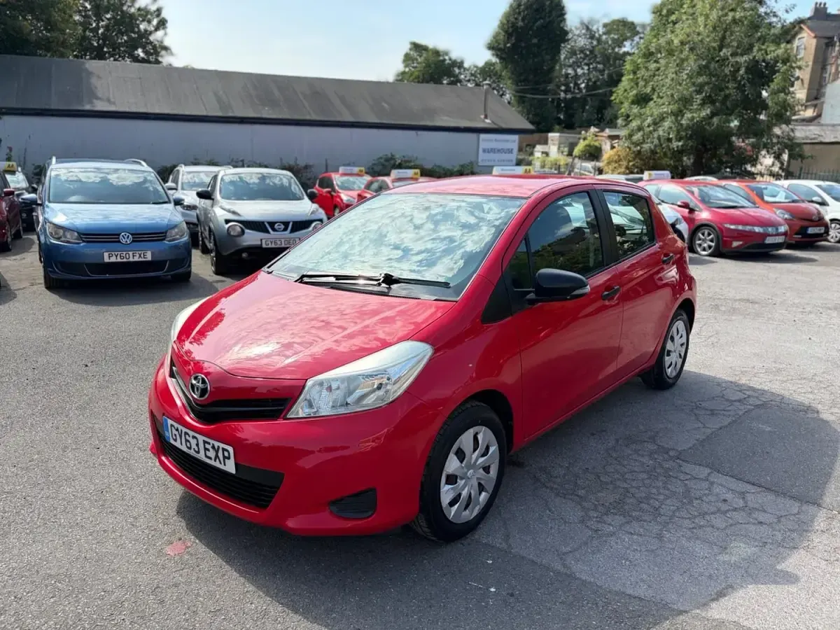 Used Toyota Yaris Active 69 HP (50 kW) 2014 Red Hatchback