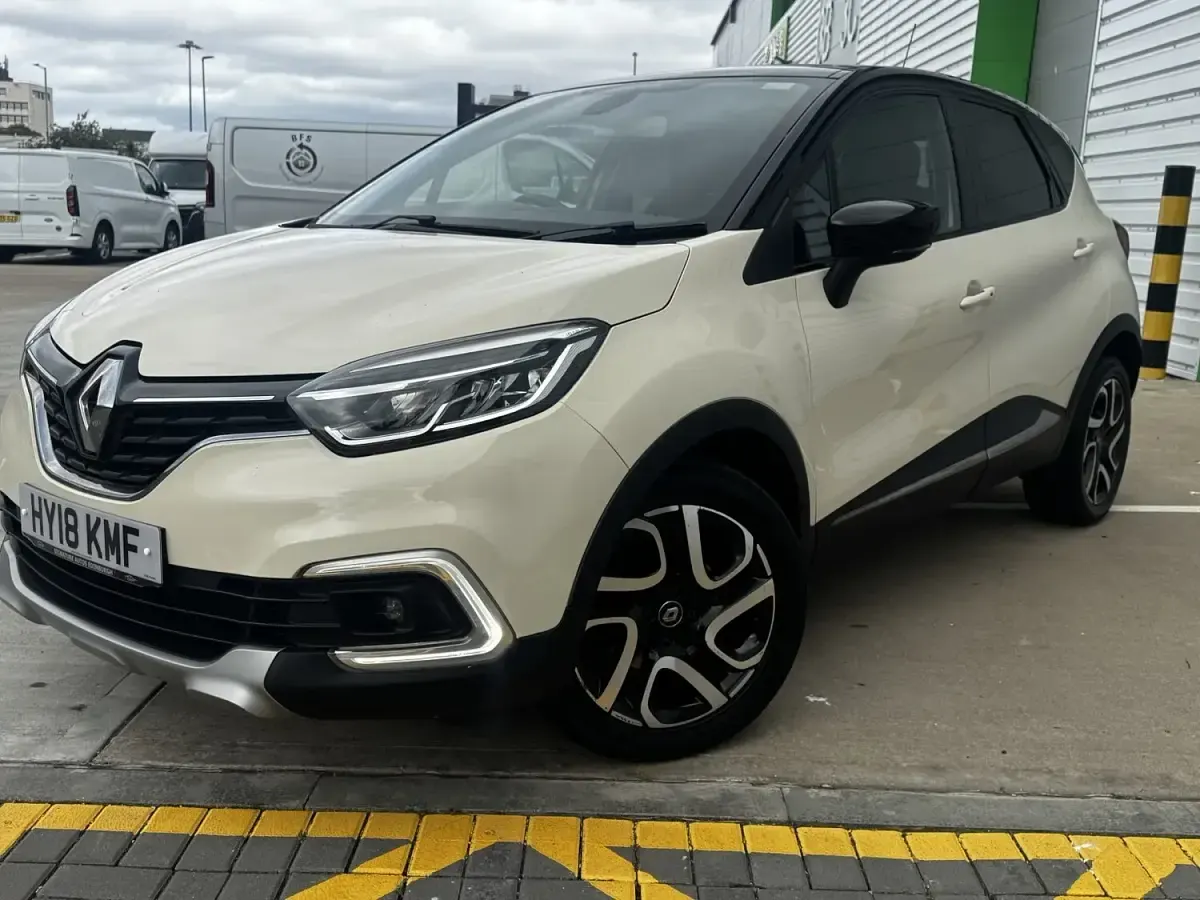 Used Renault Captur Dynamique 90 HP (66 kW) 2018 Cream/black SUV
