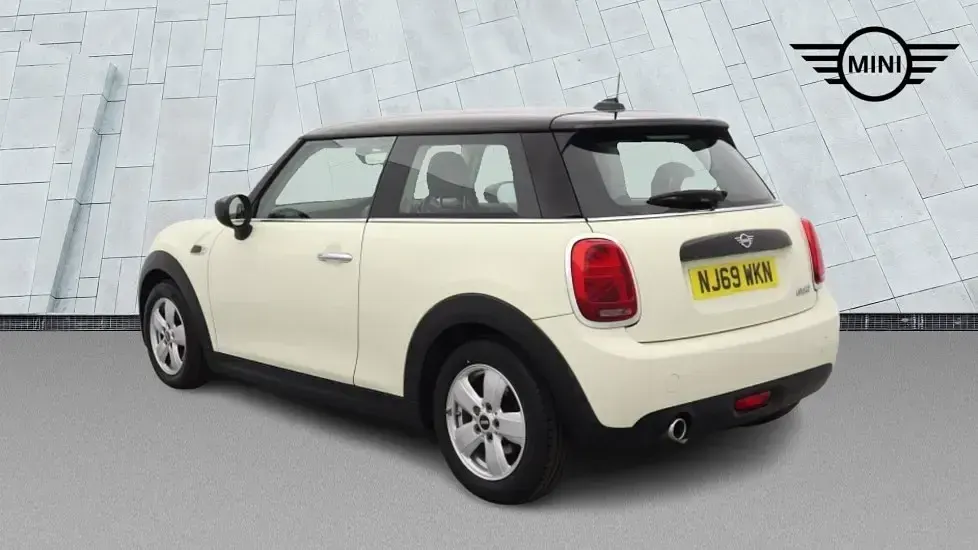 Used Mini Cooper Classic 134 HP (98 kW) 2019 White Hatchback