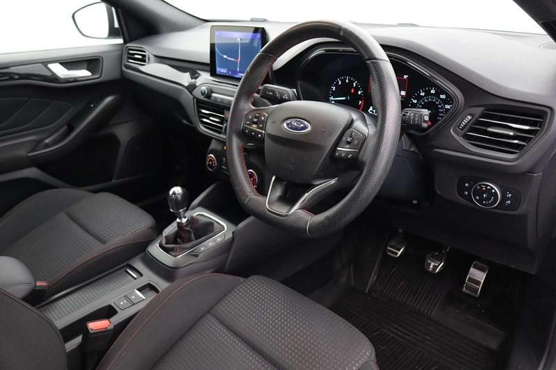 Used Ford Focus ST-Line 155 HP (114 kW) 2021 White Hatchback