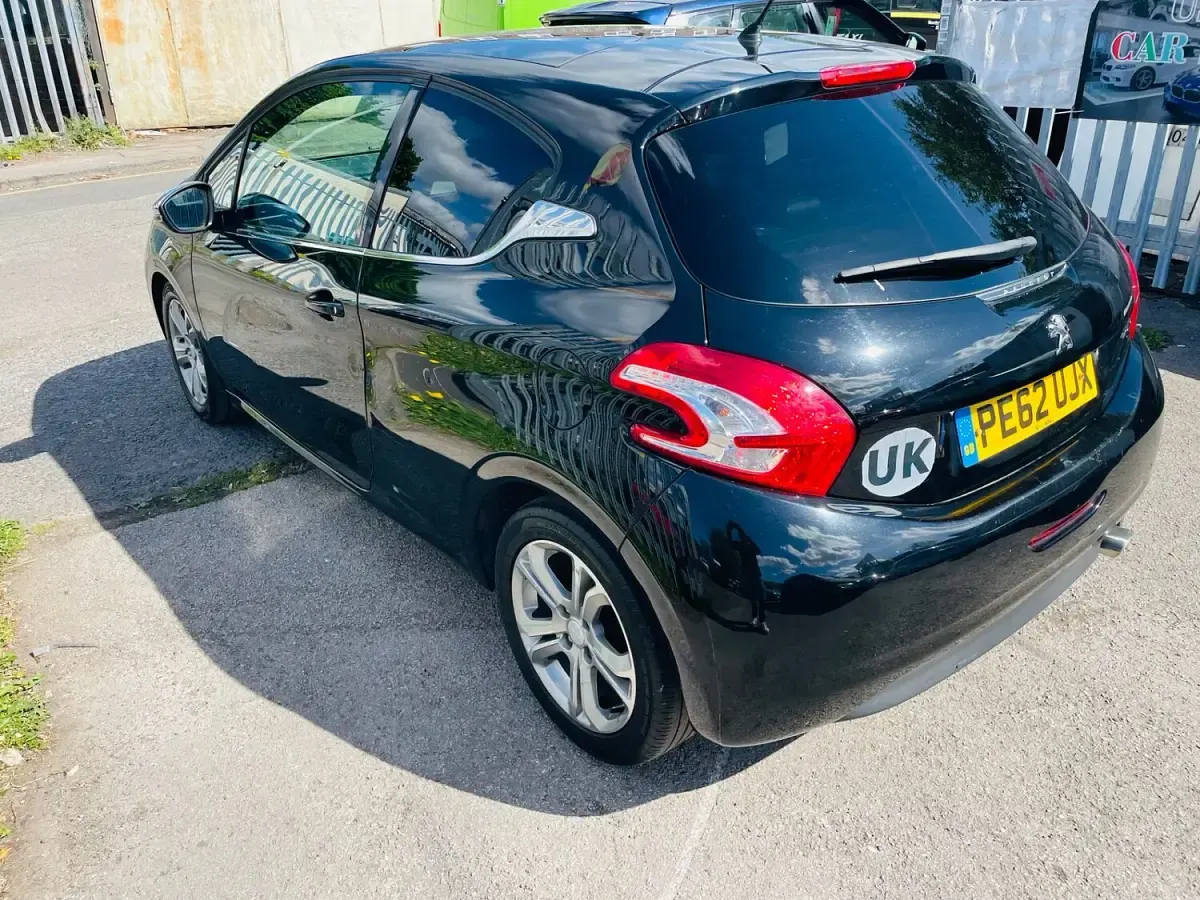 Used Peugeot 208 Allure 68 HP (50 kW) 2012 Black Hatchback