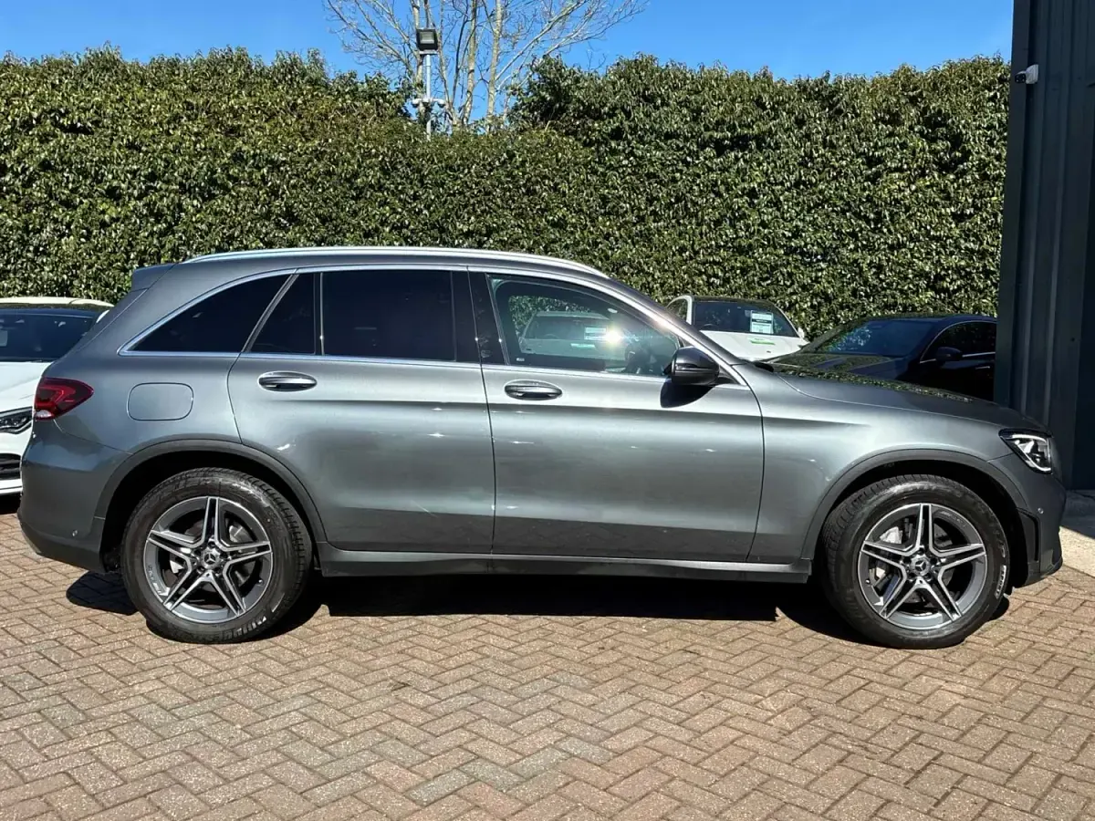 Usado Mercedes GLC300e AMG line 2022 Gris Familiar