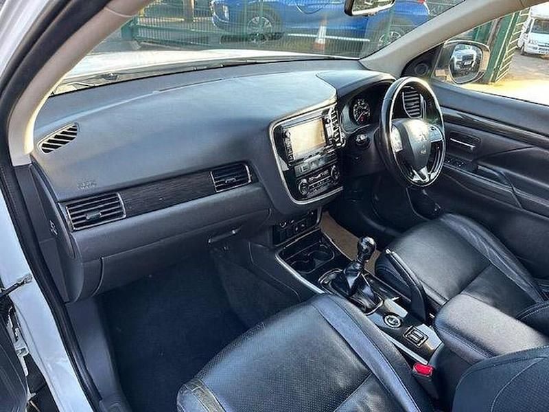 Used Mitsubishi Outlander 150 HP (110 kW) 2018 White SUV