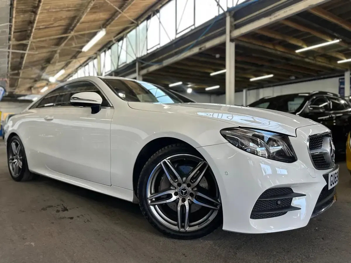 Begagnad Mercedes E220 AMG line 194 HK (142 kW) 2019 Vit Sportkupé