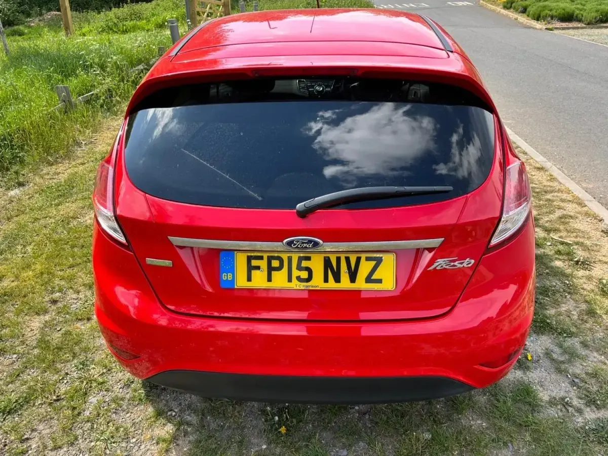 Begagnad Ford Fiesta Titanium 2015 Röd Halvkombi