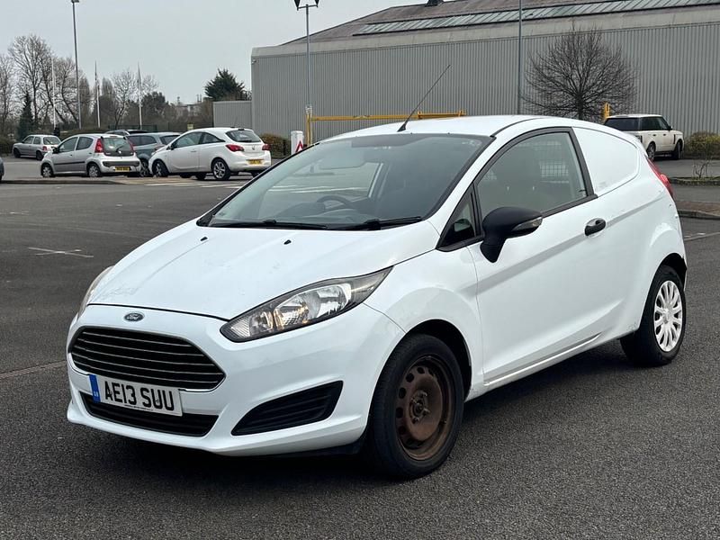 Used Ford Fiesta 75 HP (55 kW) 2013 White Hatchback