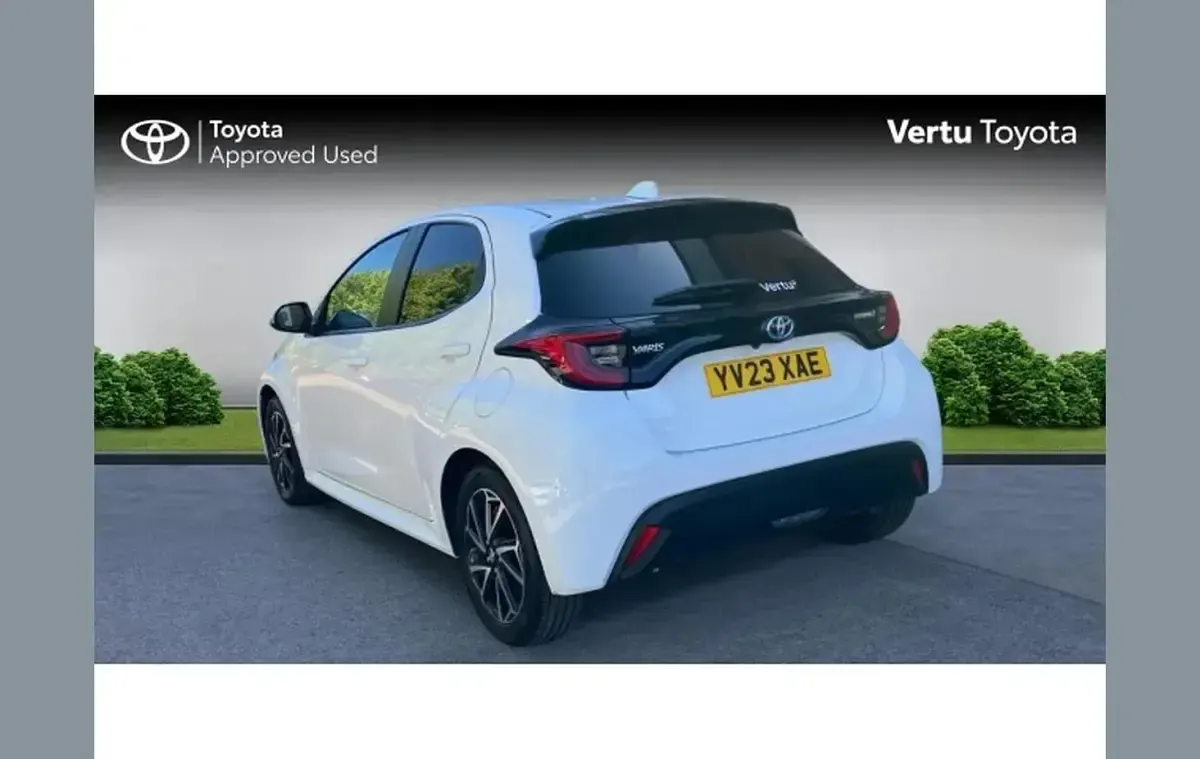 Used Toyota Yaris Hybrid Design 116 HP (85 kW) 2023 White Hatchback