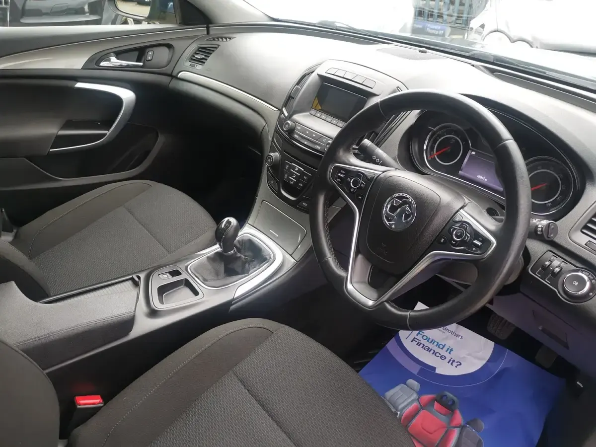 Used Vauxhall Insignia Design Edition 136 HP (100 kW) 2016 Blue Estate
