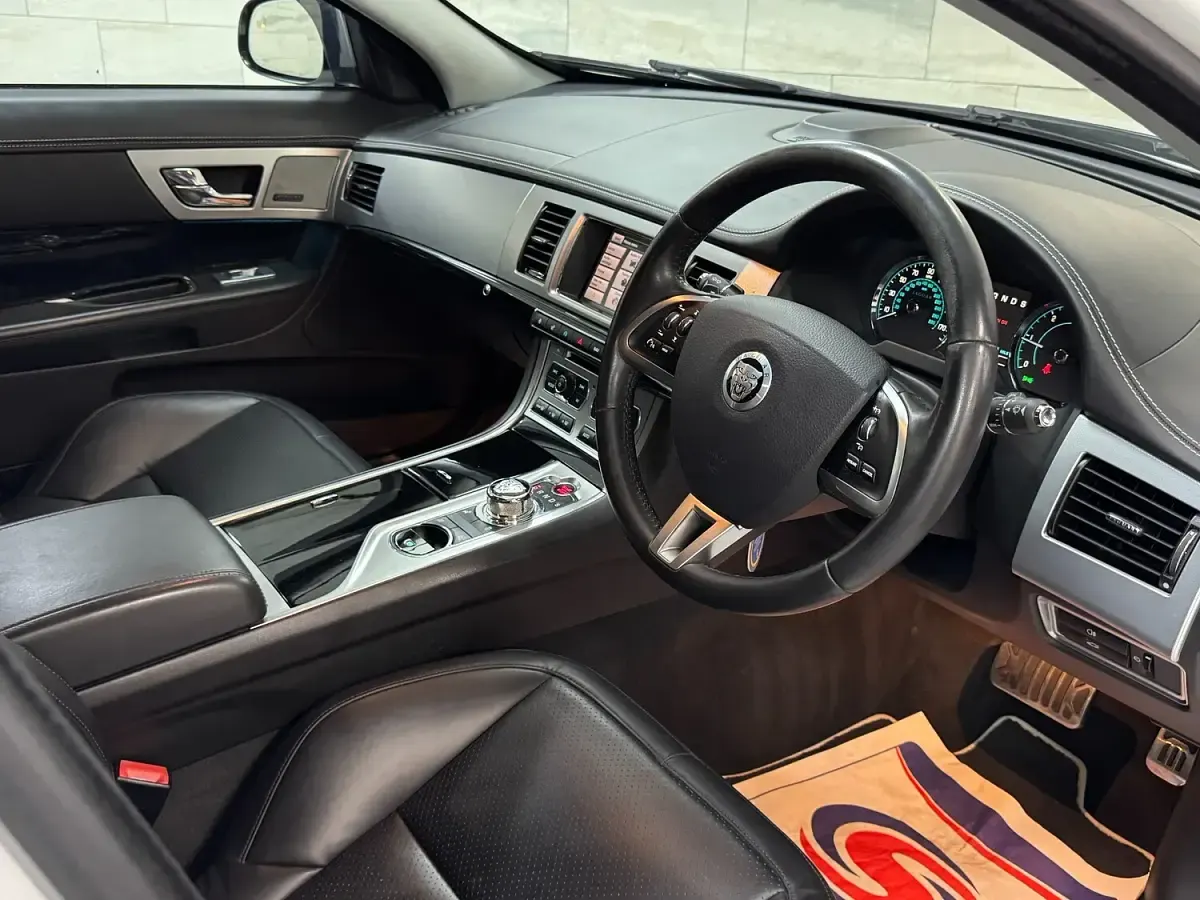 Used Jaguar XF Portfolio 275 HP (202 kW) 2013 White Sedan