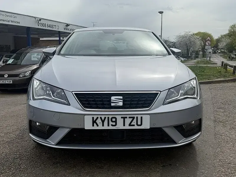Used Seat Leon SE Dynamic 115 HP (84 kW) 2019 Silver Hatchback