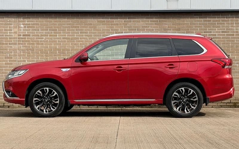 Used Mitsubishi Outlander P-HEV 203 HP (149 kW) 2017 Red Estate