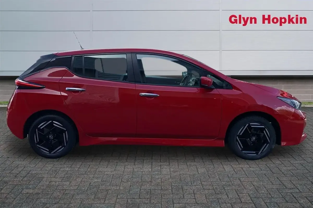 Gebraucht Nissan Leaf Acenta 110 kW (150 PS) 2022 Rot Kleinwagen