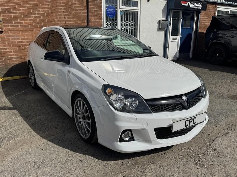 Used Vauxhall Astra Edition 270 HP (198 kW) 2010 White Hatchback