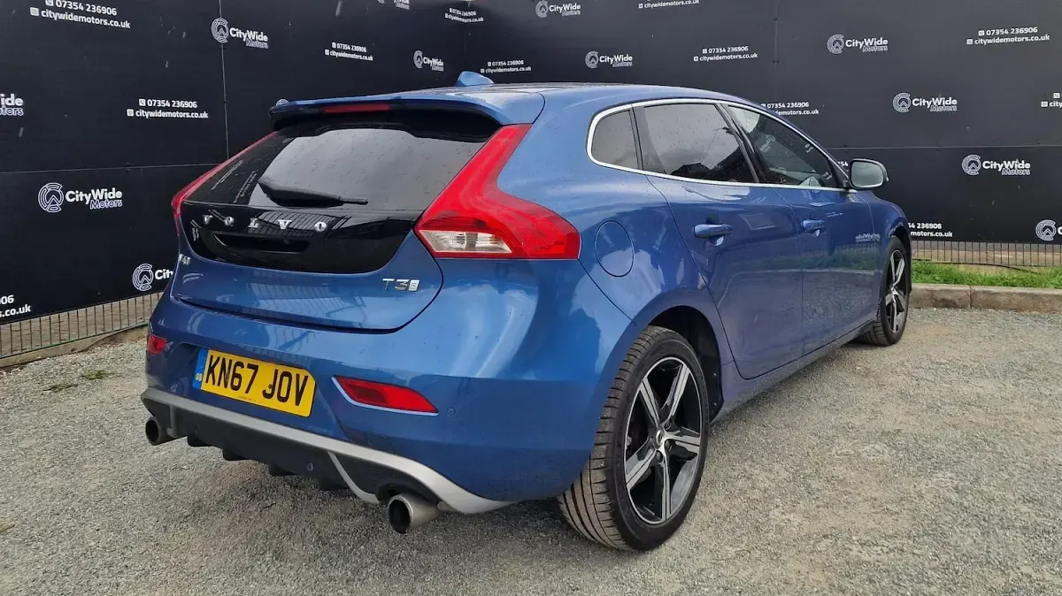 Used Volvo V40 R-Design 152 HP (111 kW) 2017 Blue Hatchback
