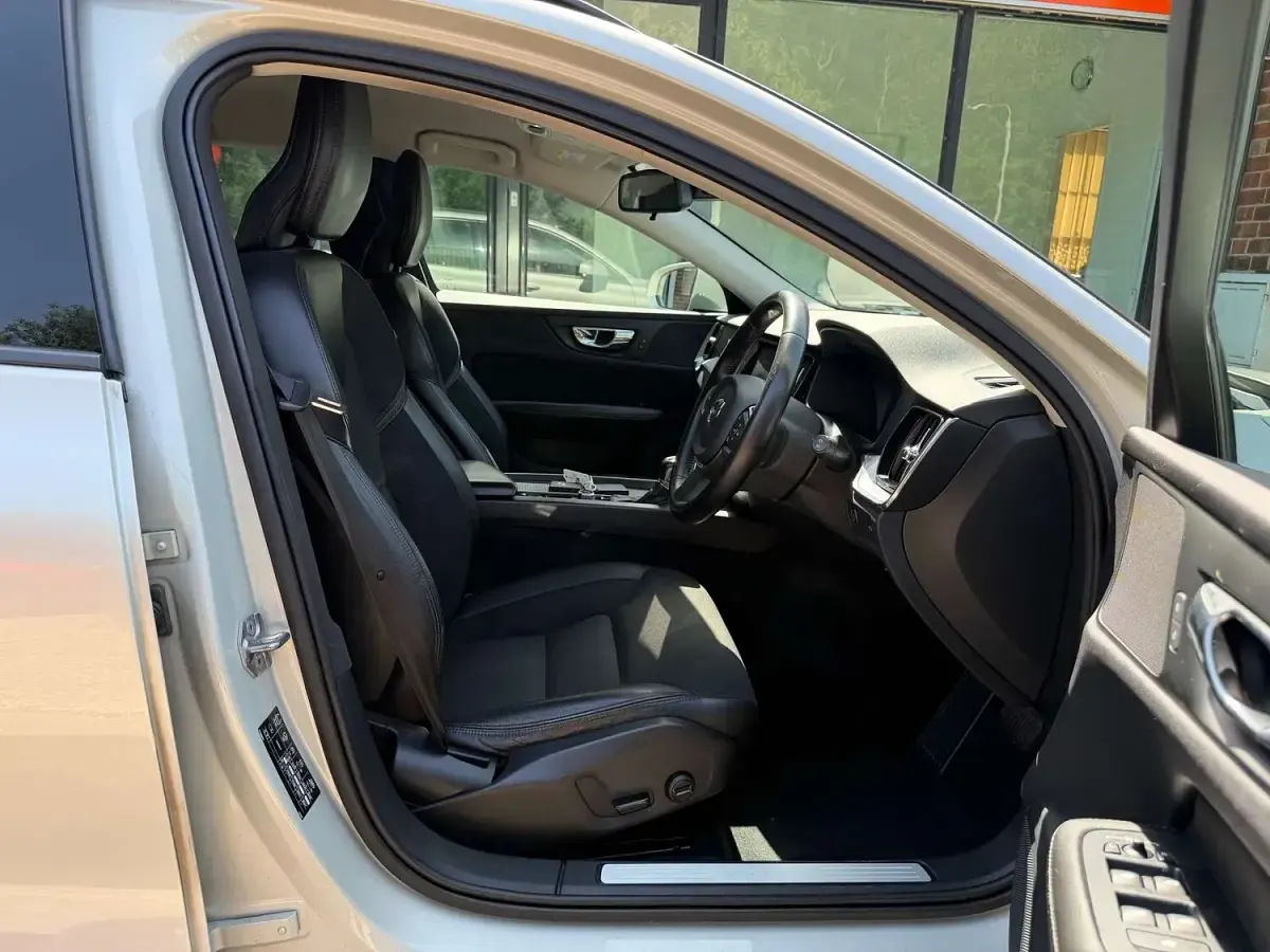 Used Volvo V60 Momentum 2018 Gold Estate