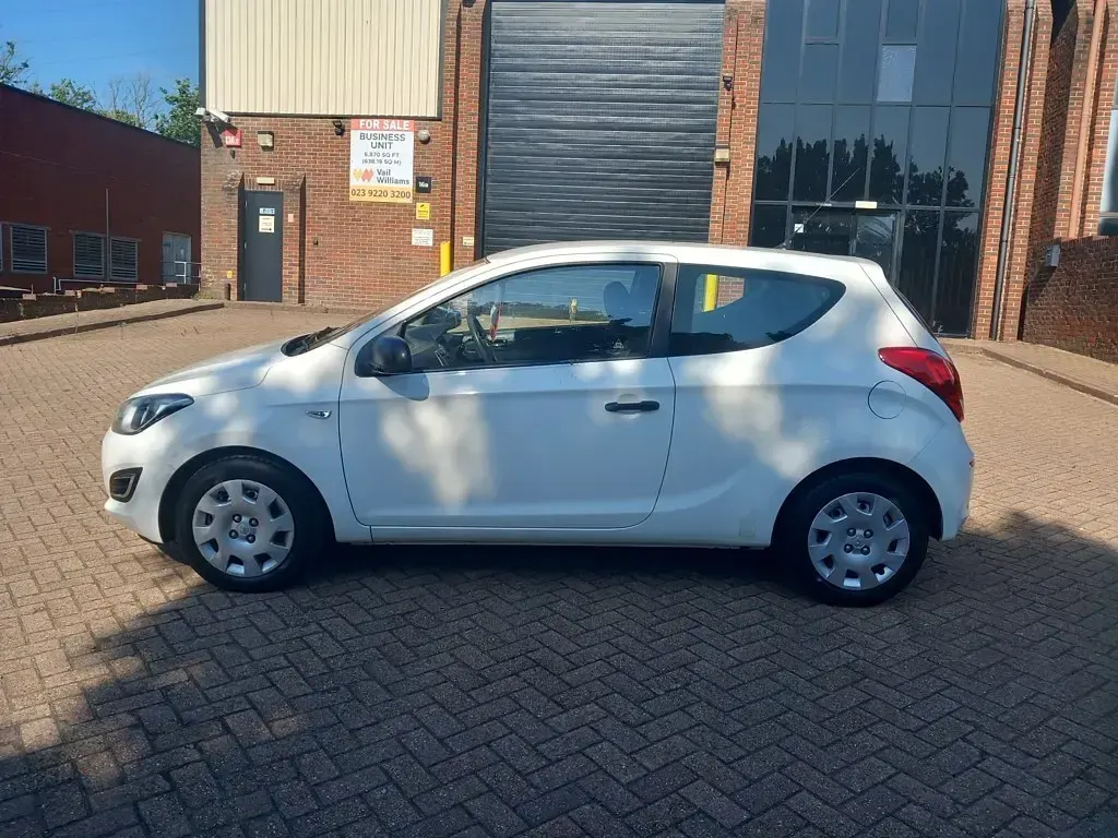 Used Hyundai i20 Classic 85 HP (62 kW) 2012 White Hatchback