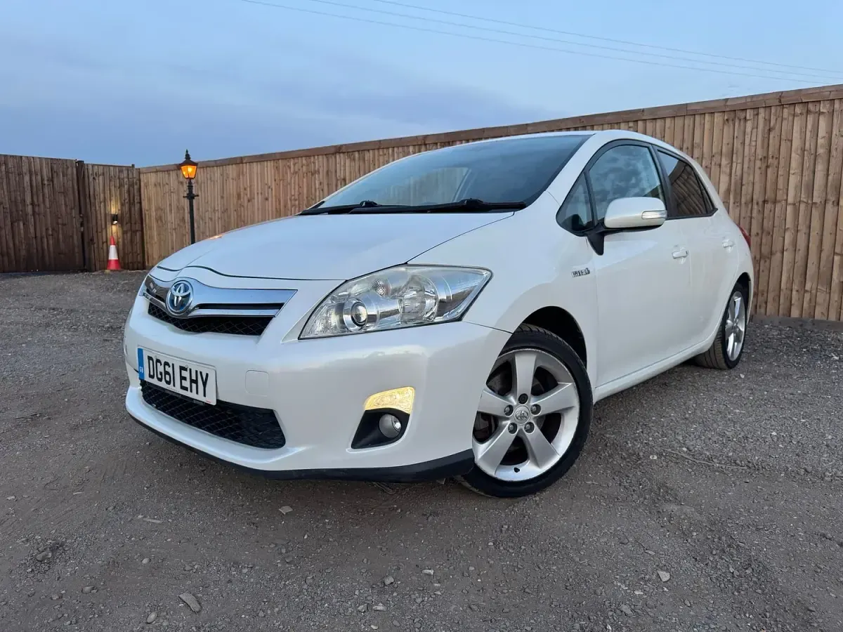 Used Toyota Auris Hybrid 2011 White Hatchback